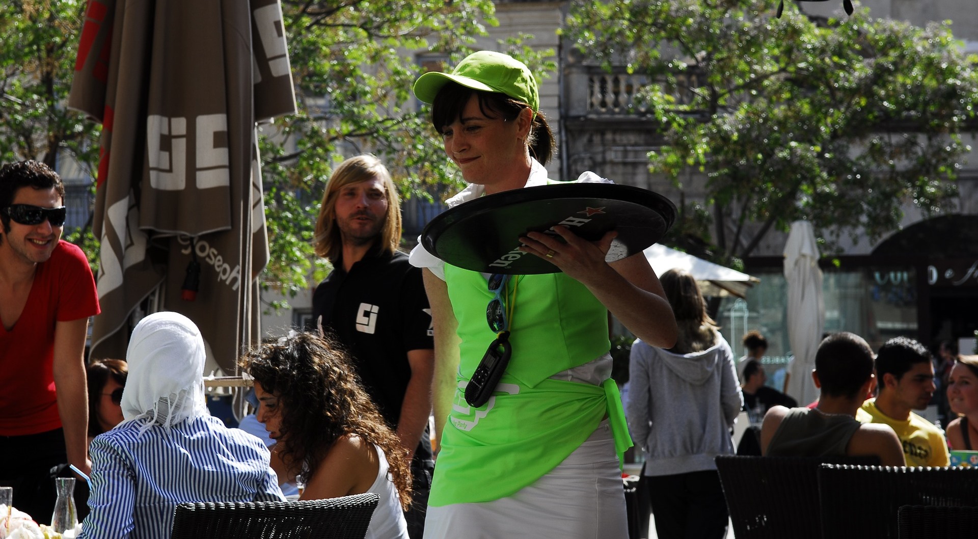 Trabajar en verano, una opción para muchos estudiantes. Trabajar en verano, una opción para muchos estudiantes.