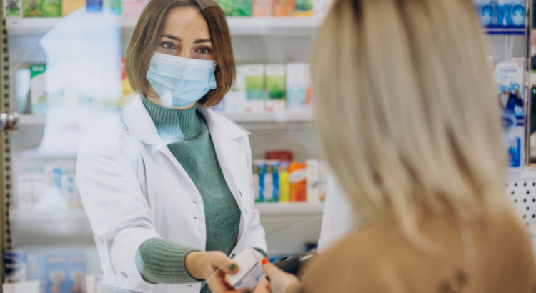 Empleada de Técnico de Farmacia y Parafarmacia atendiendo a una clienta